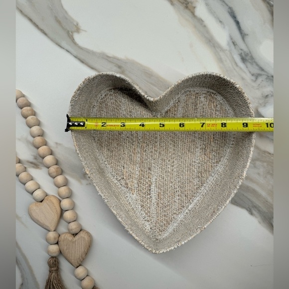 Woven wicker heart basket with wooden beads - Picture 5 of 8